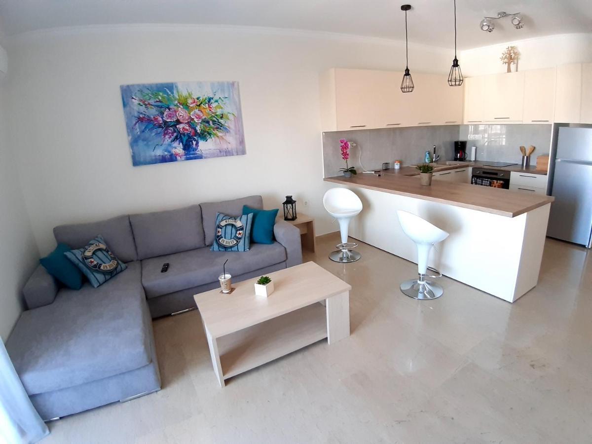 Central Apartment Near The Beach With Huge Private Terrace Loutraki  Ngoại thất bức ảnh