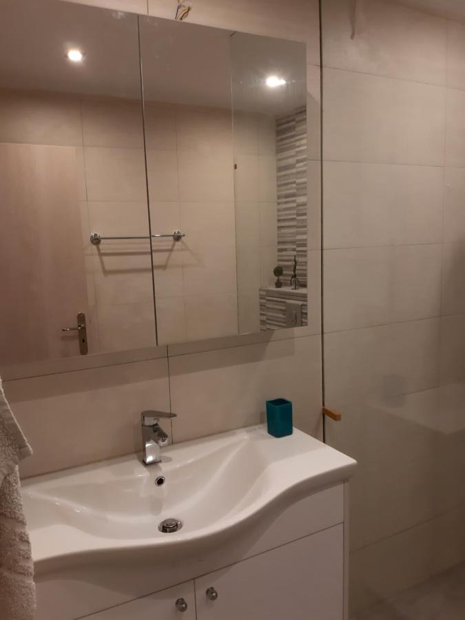 Central Apartment Near The Beach With Huge Private Terrace Loutraki  Ngoại thất bức ảnh