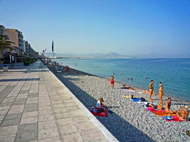 Central Apartment Near The Beach With Huge Private Terrace Loutraki  Ngoại thất bức ảnh
