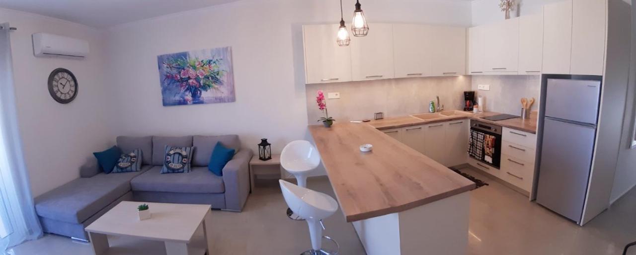 Central Apartment Near The Beach With Huge Private Terrace Loutraki  Ngoại thất bức ảnh