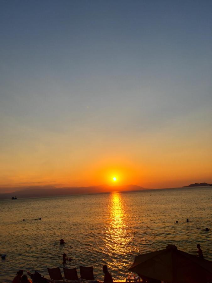 Central Apartment Near The Beach With Huge Private Terrace Loutraki  Ngoại thất bức ảnh
